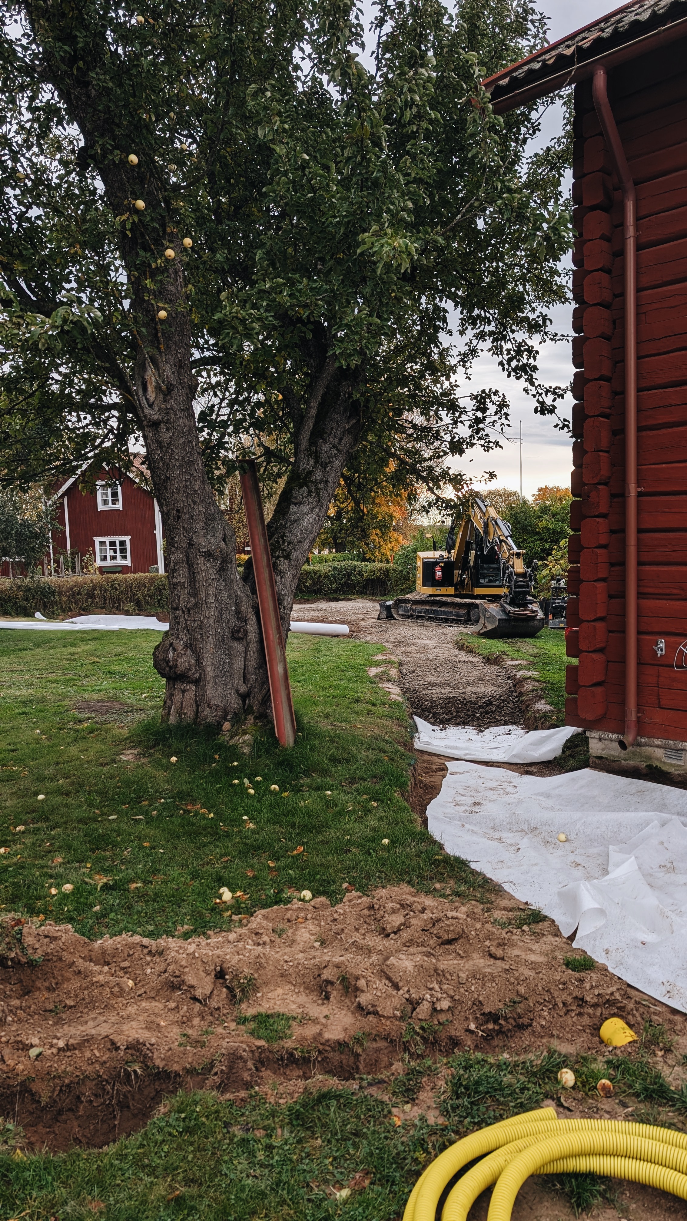 Grävda diken med dräneringsrör intill huset