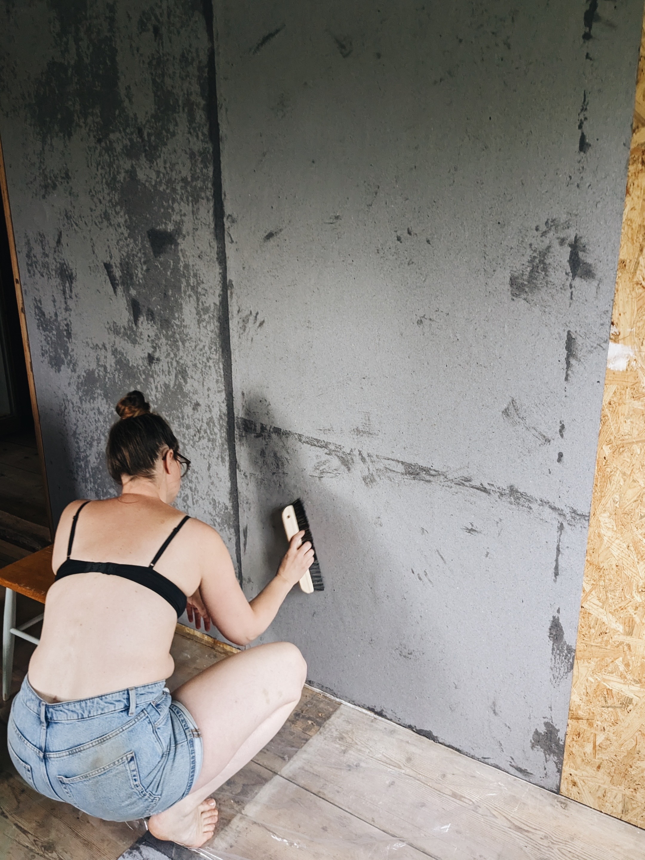 Johanna borstar lumppapp mot väggen